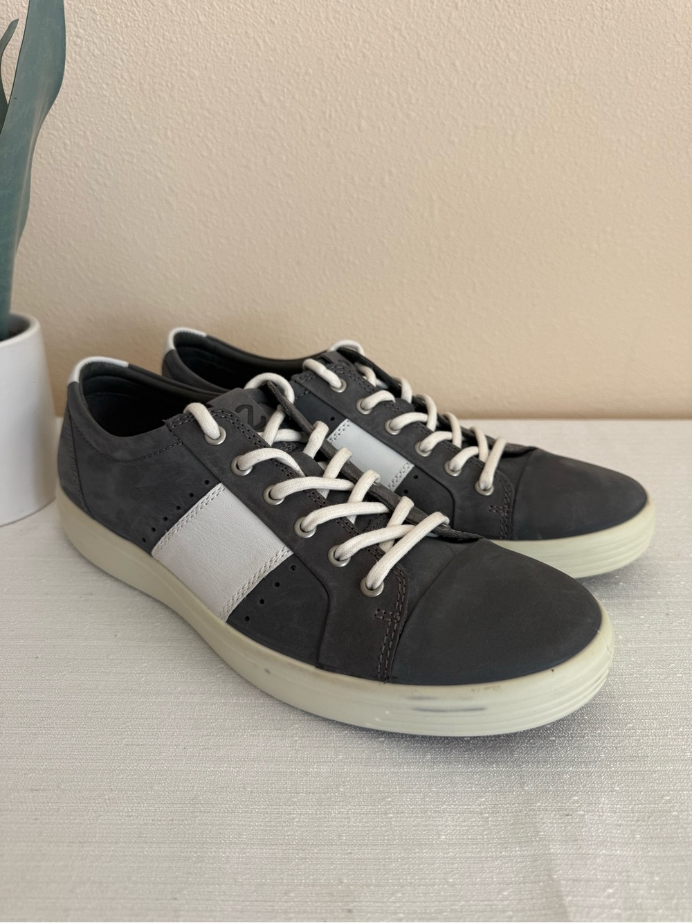 Ecco Men's Gray and White Low-Top Lace-Up Casual Sneakers